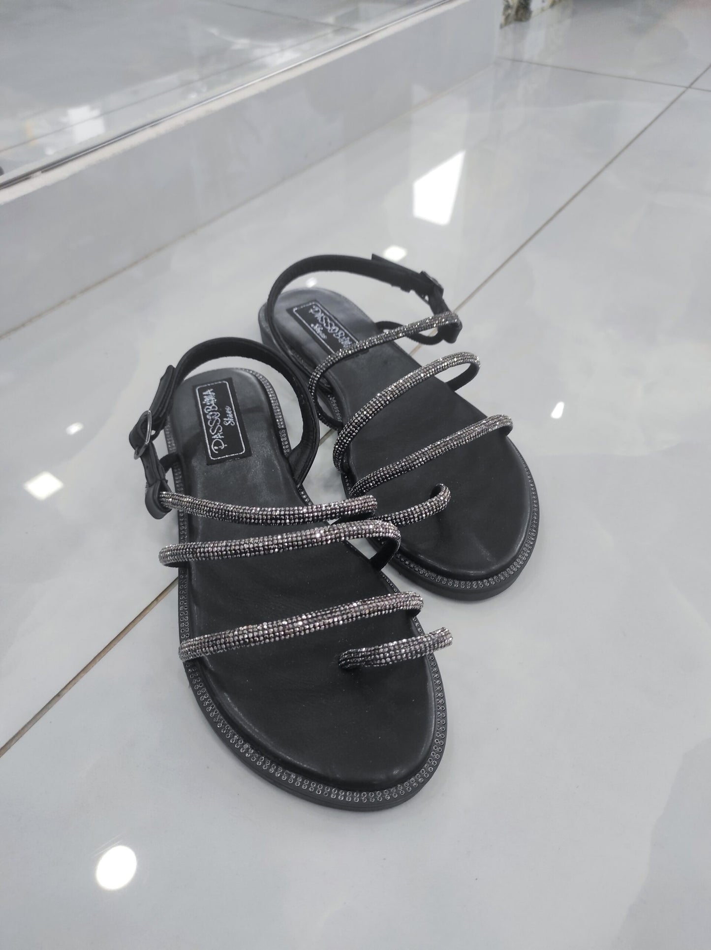 Flat Sandal με Strass και Κούμπωμα Black