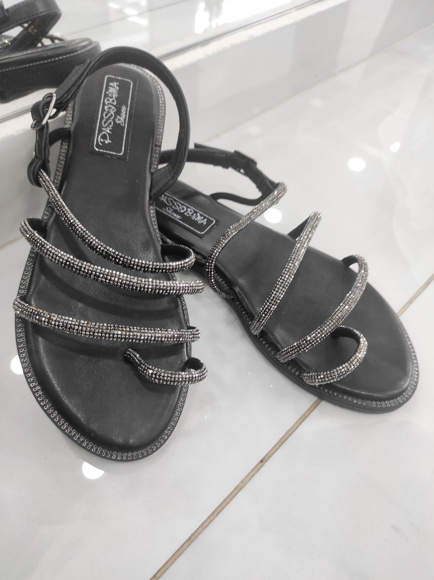 Flat Sandal με Strass και Κούμπωμα Black