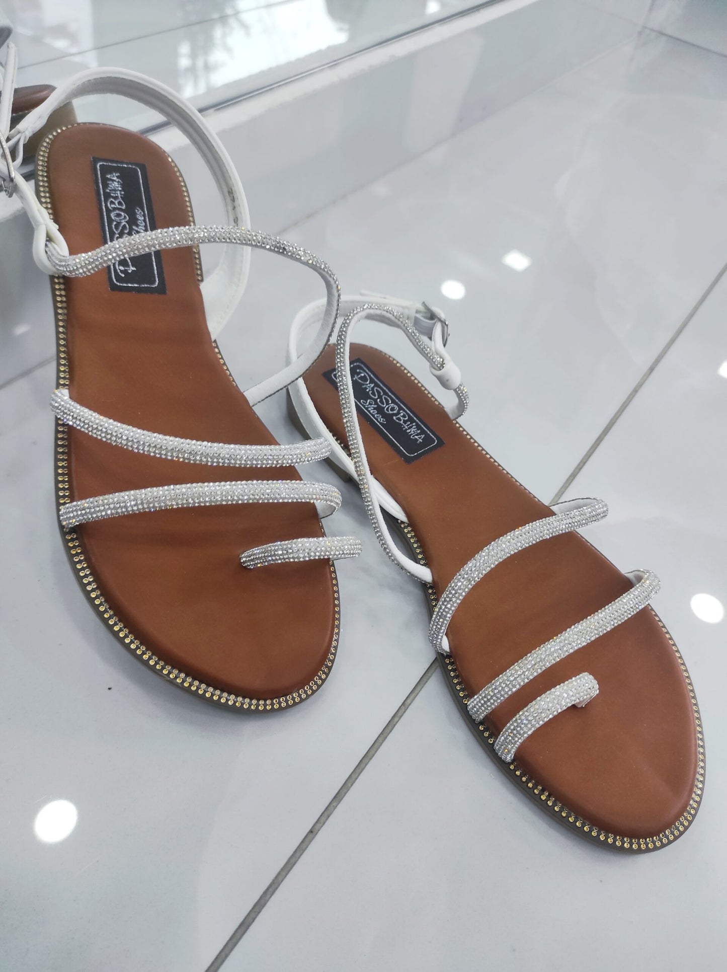 Flat Sandal με Strass και Κούμπωμα Silver