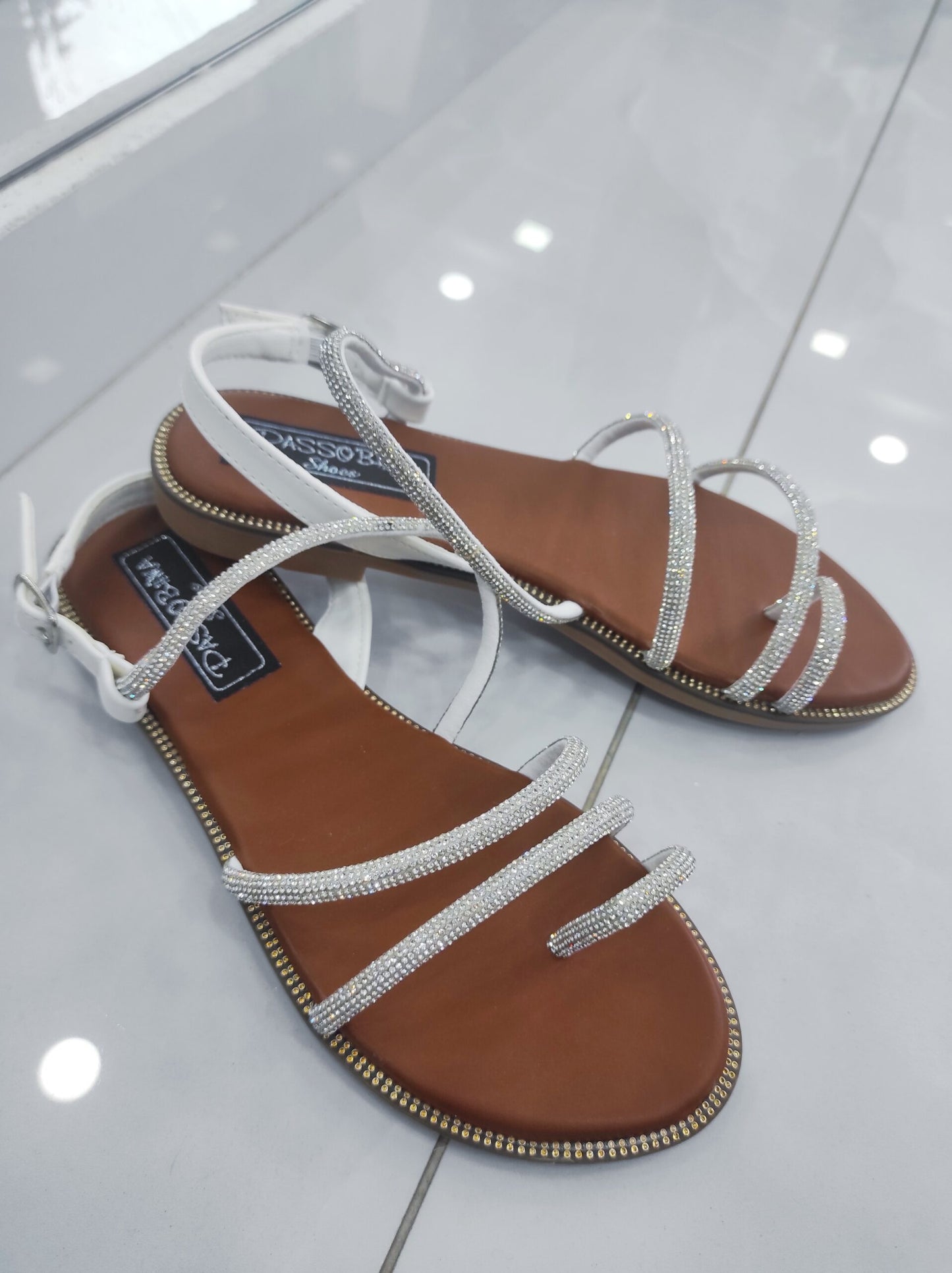 Flat Sandal με Strass και Κούμπωμα Silver