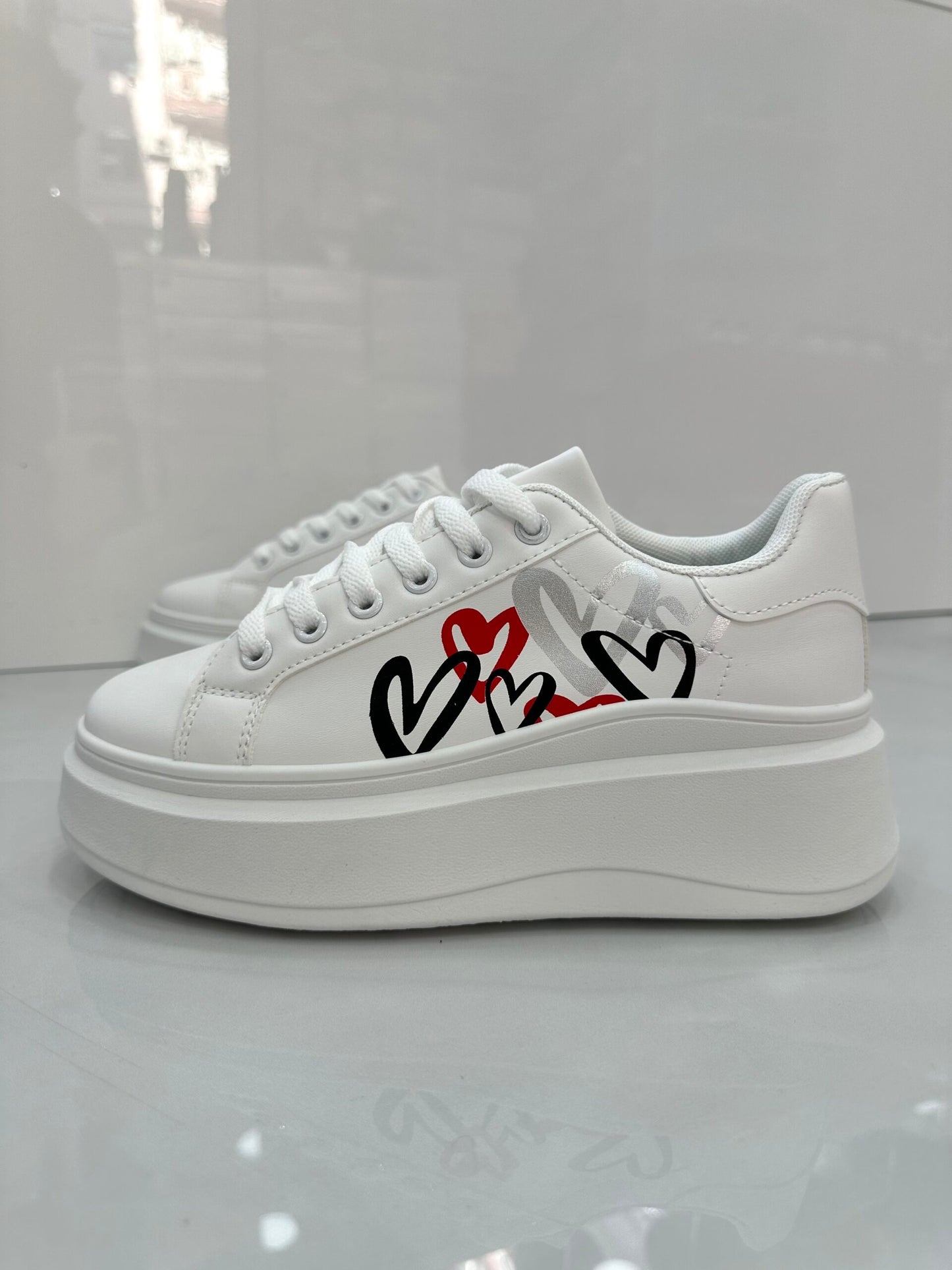 Sneaker Δίσολο με Σχέδιο Καρδιές White