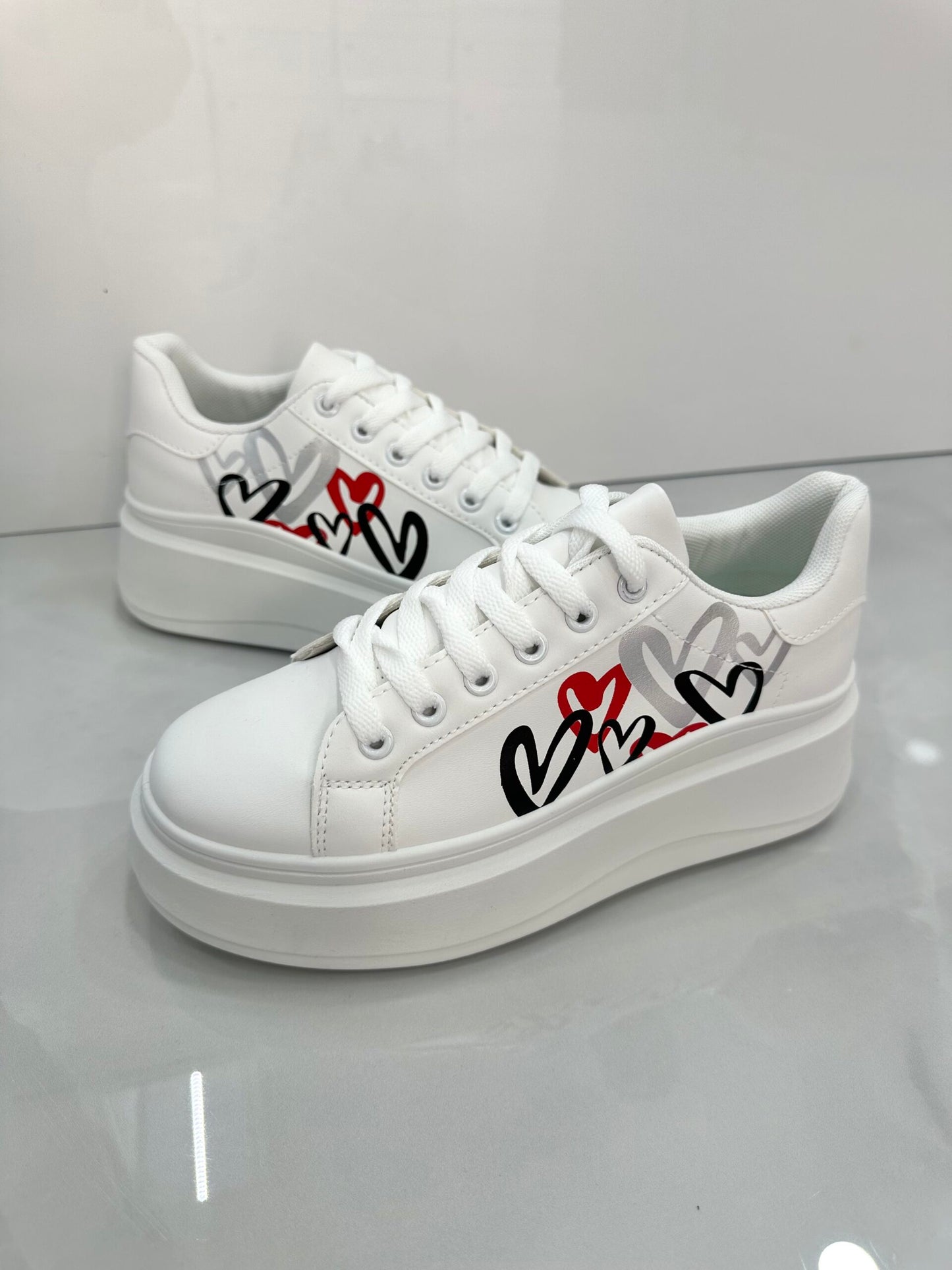Sneaker Δίσολο με Σχέδιο Καρδιές White
