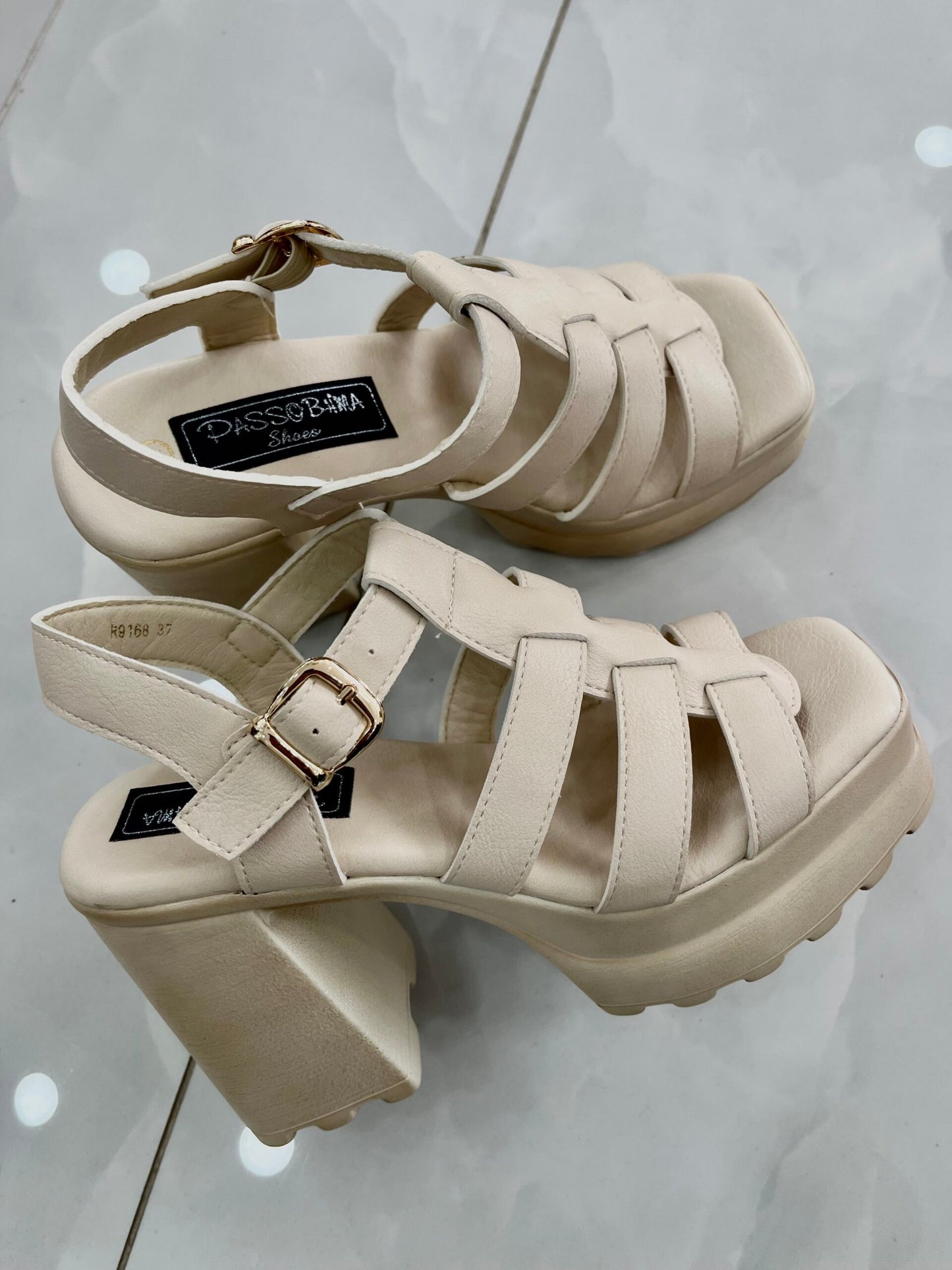 Ψηλό Πέδιλο με Τρακτερωτό Τακούνι Beige
