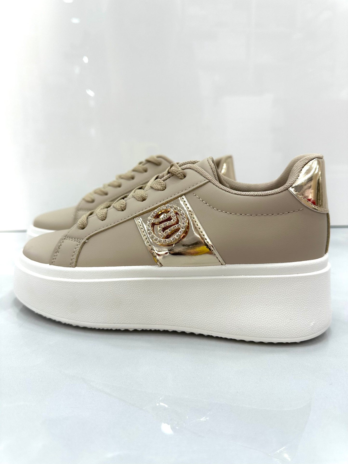 Sneaker Δίσολο με Χρυσές Λεπτομέρειες Beige