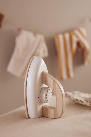Kids Concept Ξύλινο σετ παιχνιδιού με σιδερώστρα Bistrot KC1000557