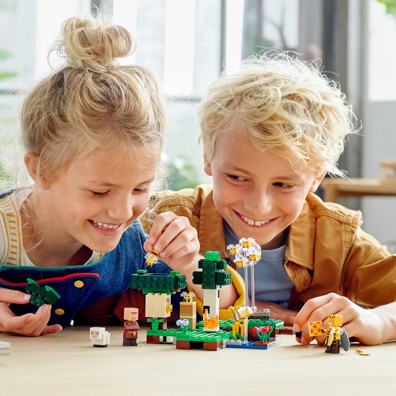 LEGO Minecraft The Bee Farm (21165)