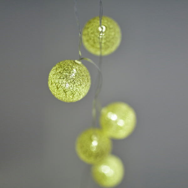 10 Led Σειρά 5mm, με Χρυσές Υφασμάτινες Μπάλες 6εκ., Μπαταρίας 2xΑΑ, Timer, Διάφανο PVC Καλώδιο, Θερμό Λευκό Led ανα 15εκ., Προέκταση Παροχής 30εκ., IP20