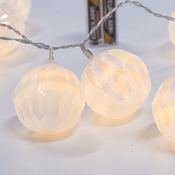 10 Led Σειρά 5mm, με Λευκές Ανάγλυφες Μπάλες, Μπαταρίας 2xAA, Διάφανο PVC Καλώδιο, Θερμό Λευκό Led ανα 15εκ., Προέκταση Παροχής 30εκ., IP20