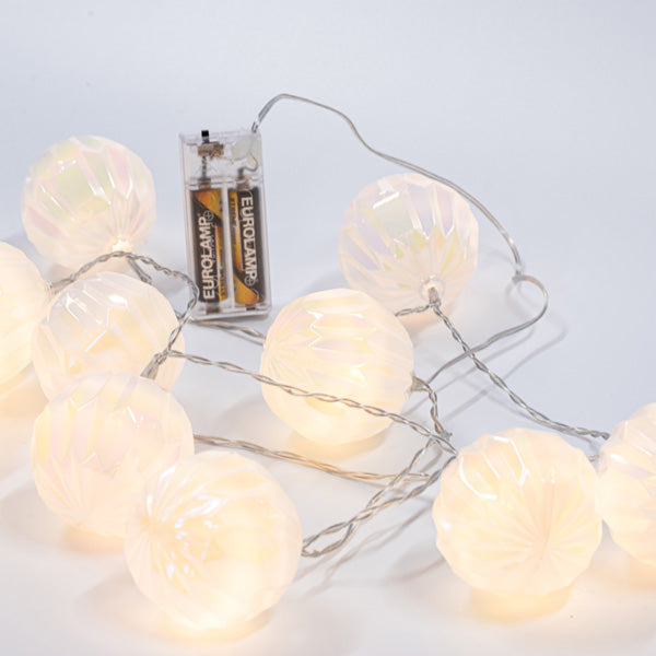 10 Led Σειρά 5mm, με Λευκές Ανάγλυφες Μπάλες, Μπαταρίας 2xAA, Διάφανο PVC Καλώδιο, Θερμό Λευκό Led ανα 15εκ., Προέκταση Παροχής 30εκ., IP20