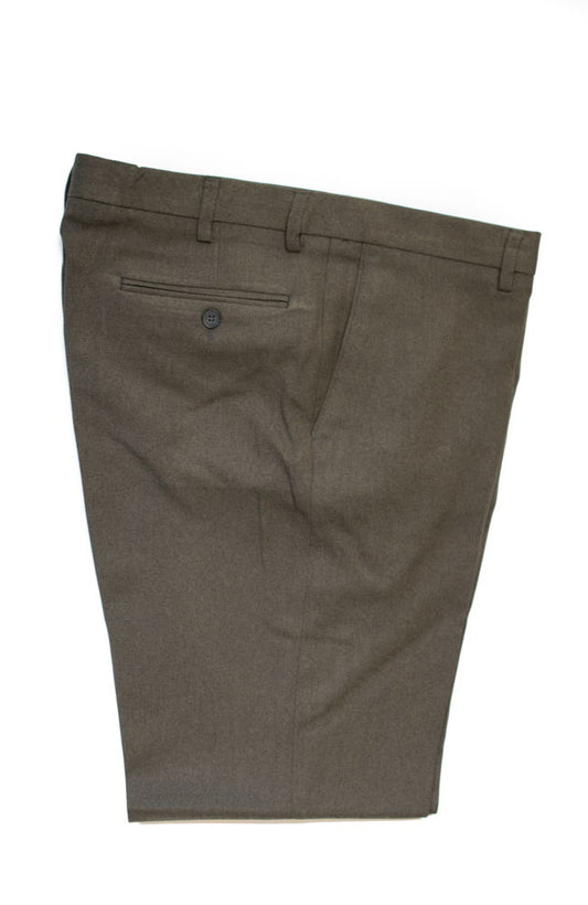 Κλασικό παντελόνι καφέ με τσάκιση με άνετη εφαρμογή, ατσαλάκωτο