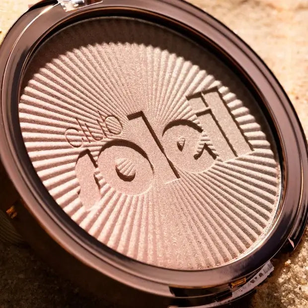 Club Soleil Gradient Highlighter Limited Edition | Essence