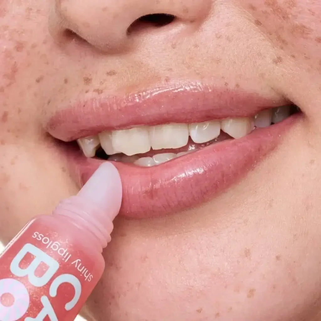 Candy Bomb Shiny Lipgloss – Με Άρωμα Cotton Candy | Essence
