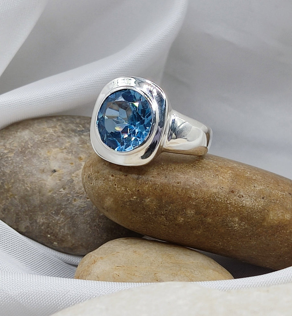 Δαχτυλίδι ασήμι 925 χειροποίητο με γαλάζια ζιργκόν πέτρα .