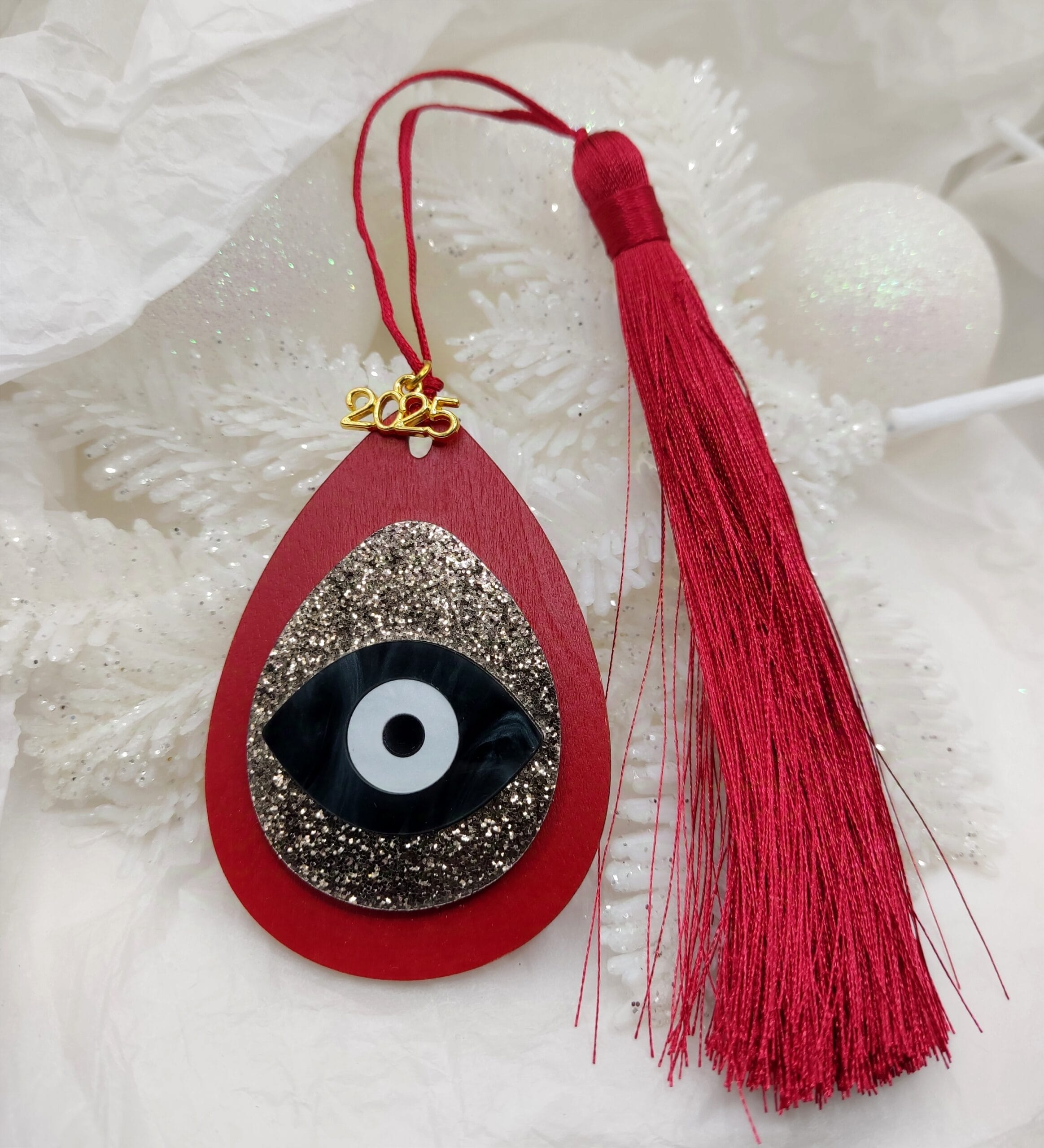 Γούρι σπιτιού με μάτι 2025 από ξύλο πλέξιγκλας και μπορντώ φούντα