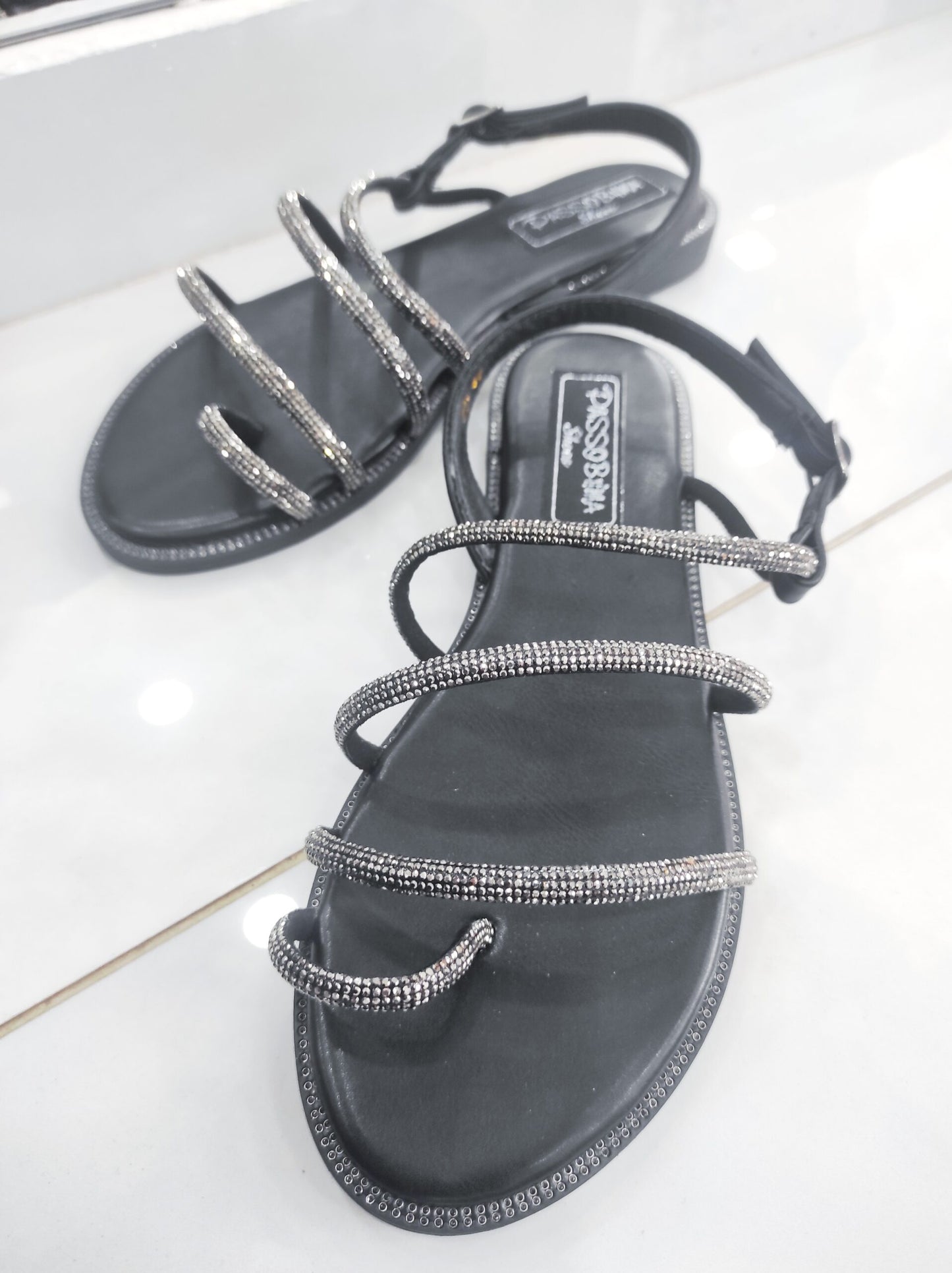 Flat Sandal με Strass και Κούμπωμα Black