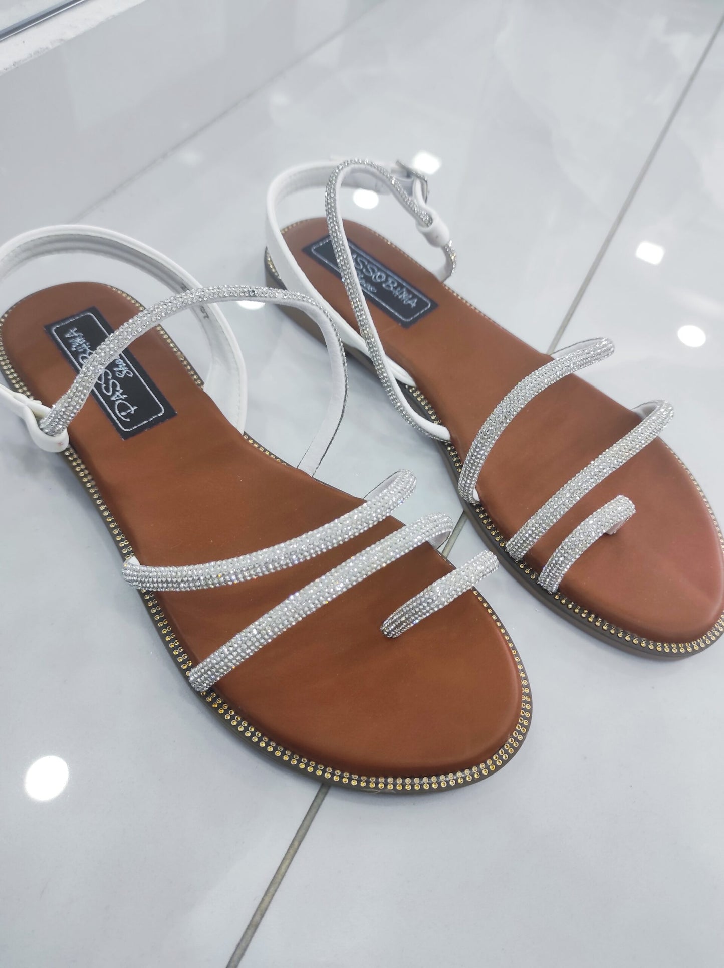 Flat Sandal με Strass και Κούμπωμα Silver