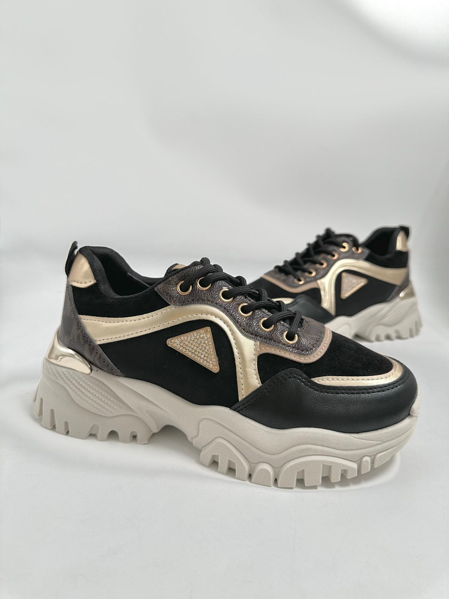 Sneaker με Τρακτερωτό Πάτο και Χρυσές Λεπτομέρειες Black