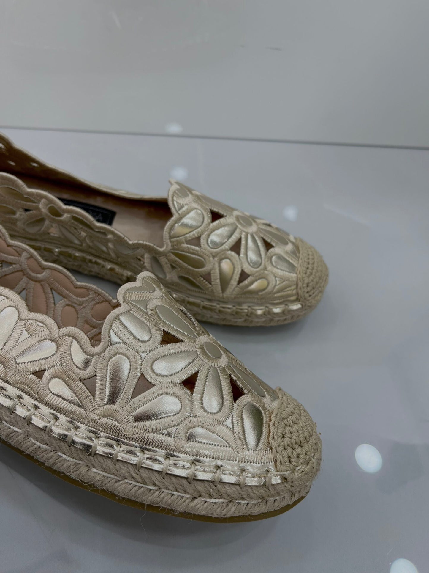 Flat Espadrilles με Διάτρητο Σχέδιο Gold