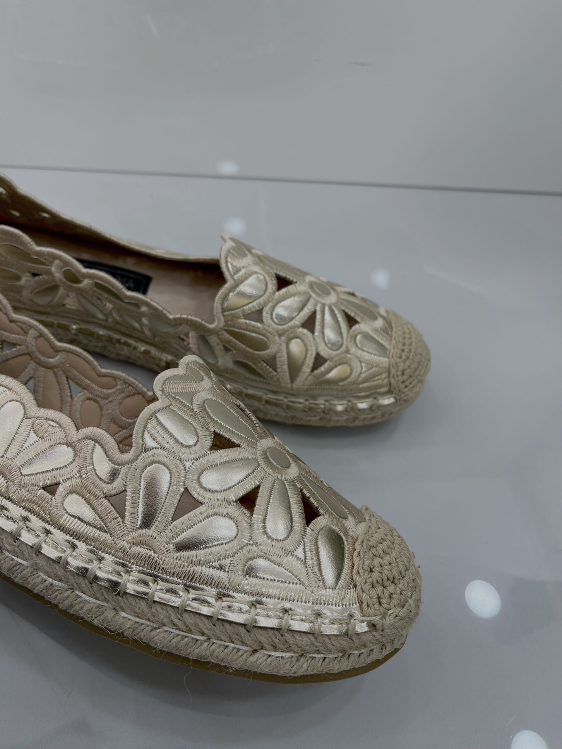 Flat Espadrilles με Διάτρητο Σχέδιο Gold