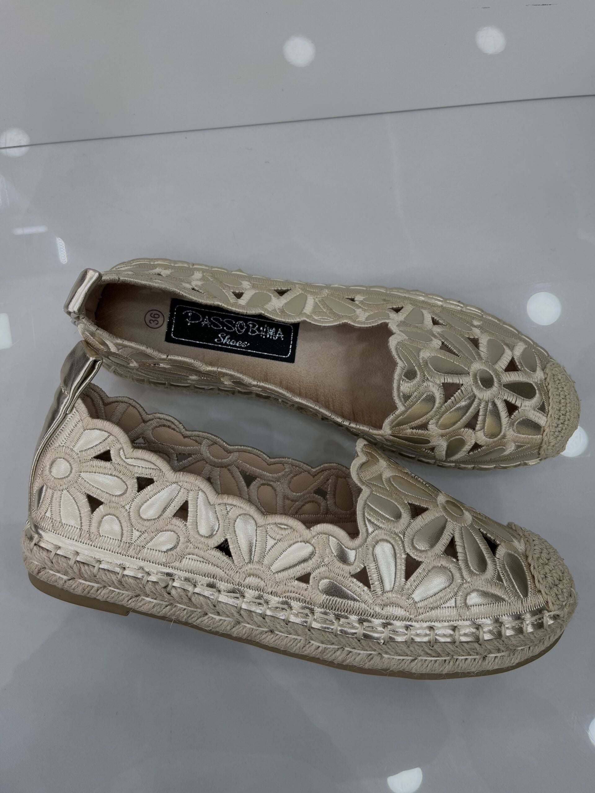 Flat Espadrilles με Διάτρητο Σχέδιο Gold
