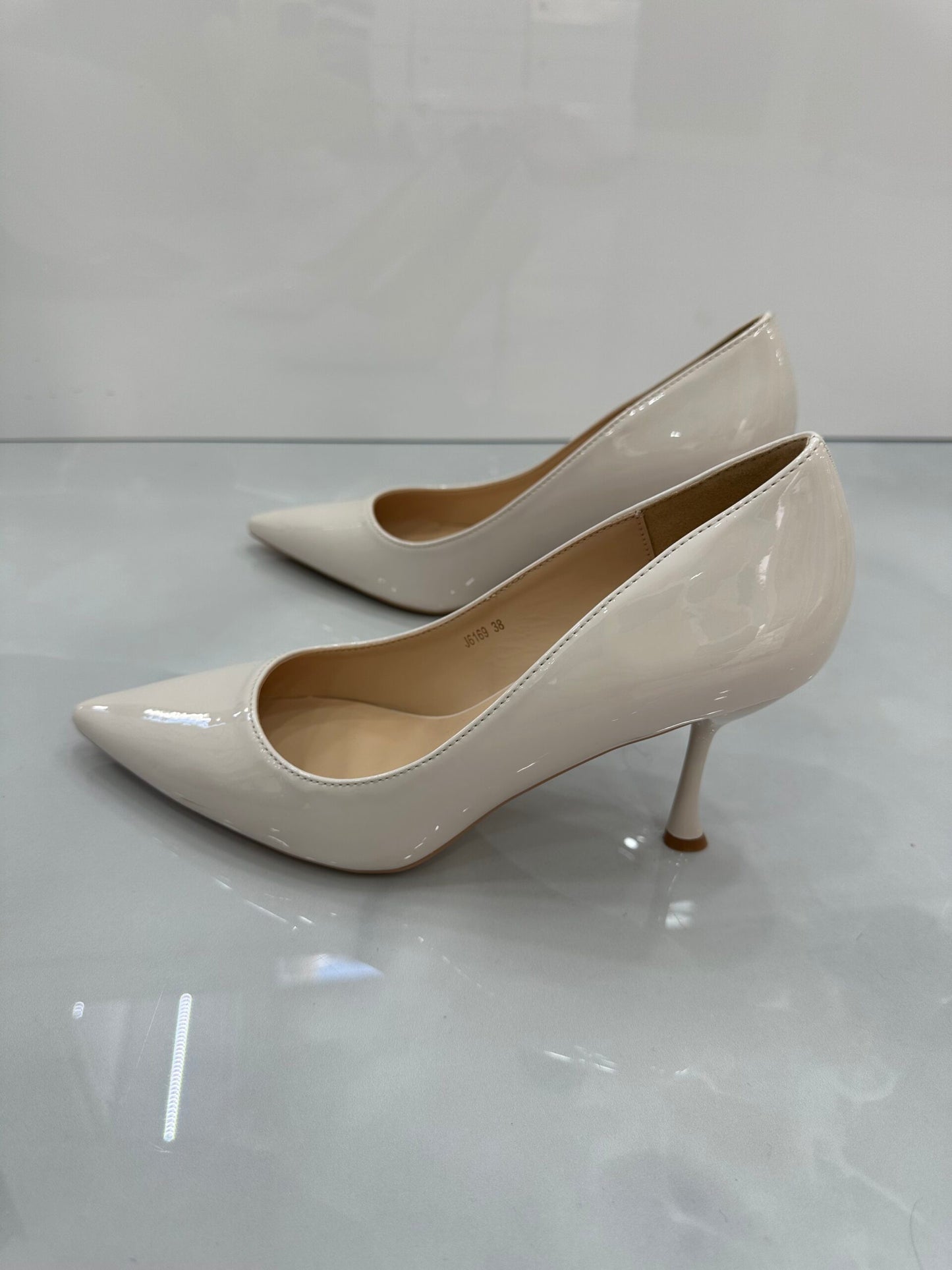 Modern Classic Γόβα με Λεπτό Τακούνι Λουστρίν Beige