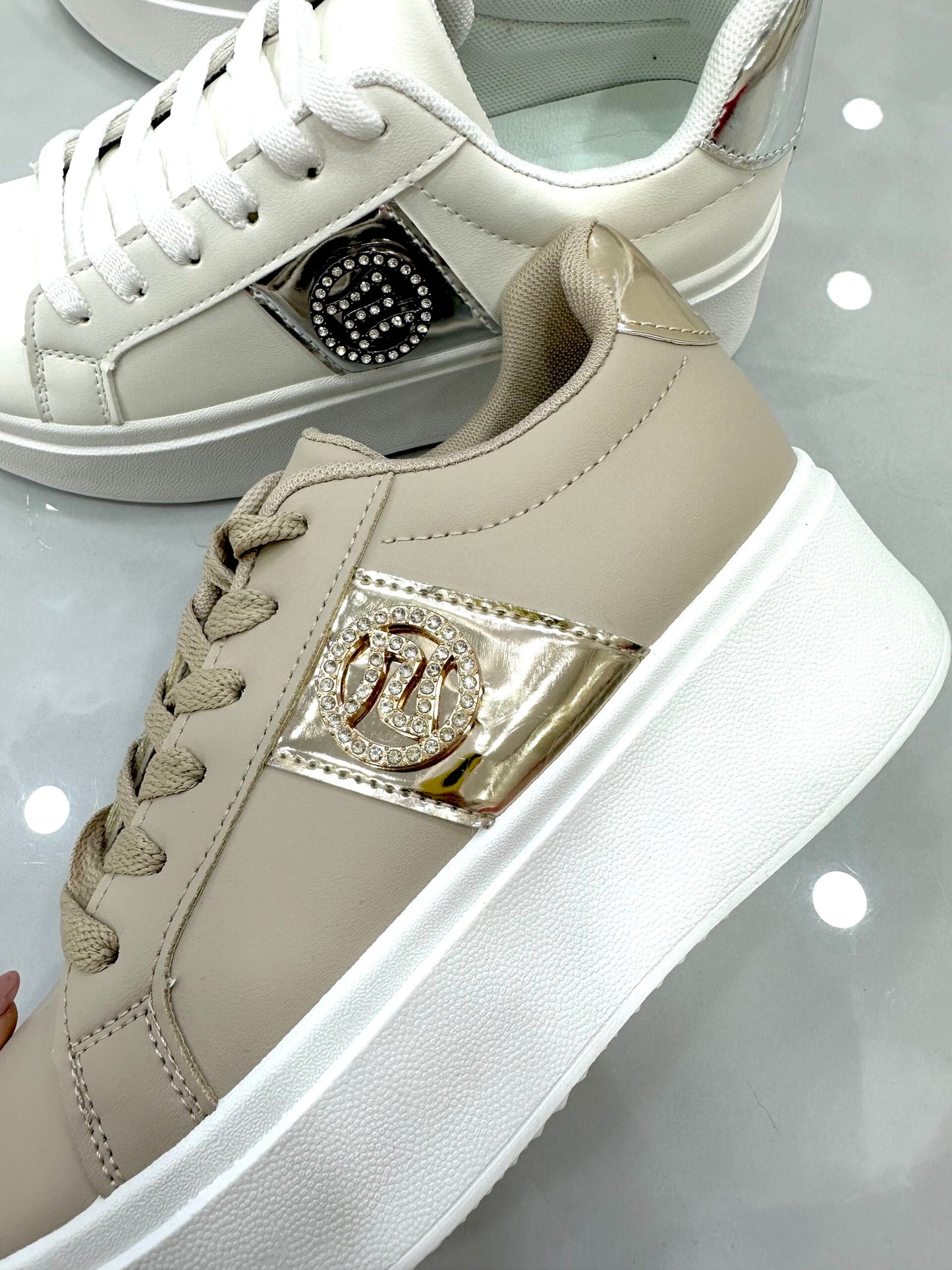 Sneaker Δίσολο με Χρυσές Λεπτομέρειες Beige