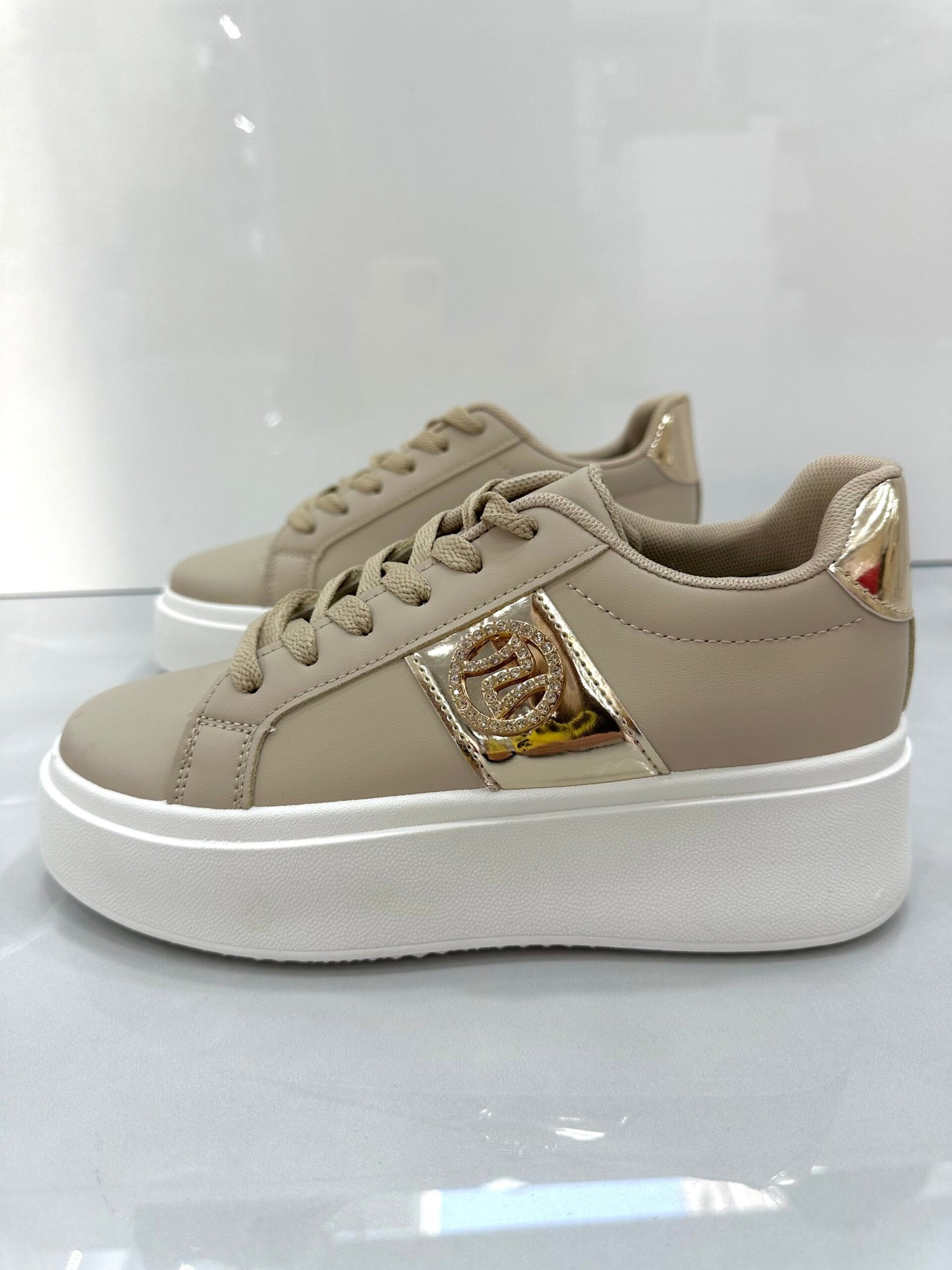 Sneaker Δίσολο με Χρυσές Λεπτομέρειες Beige