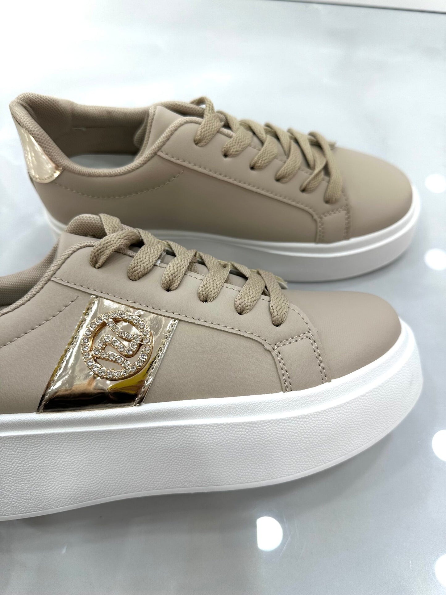 Sneaker Δίσολο με Χρυσές Λεπτομέρειες Beige