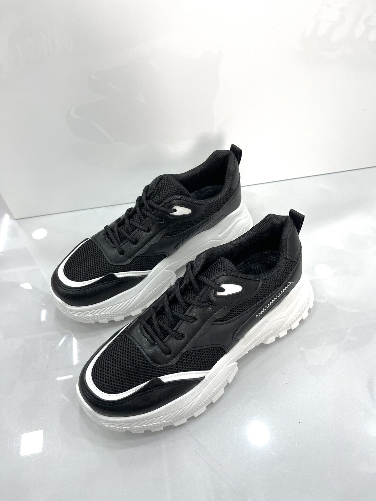 Sneakers Δίσολο με Τρακτερωτό Πάτο Black