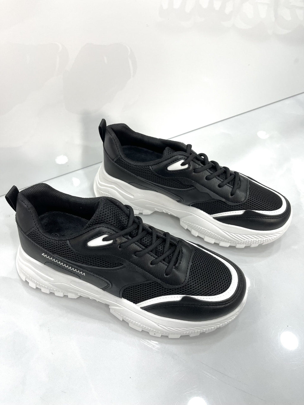 Sneakers Δίσολο με Τρακτερωτό Πάτο Black