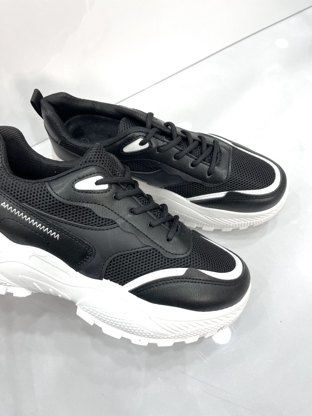 Sneakers Δίσολο με Τρακτερωτό Πάτο Black