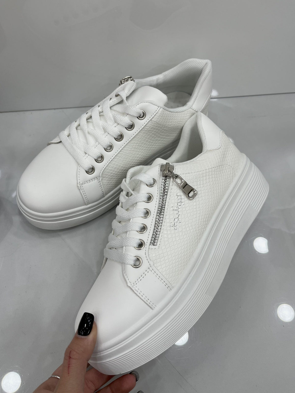 Sneakers Δίσολο με Σχέδιο Φερμουάρ White