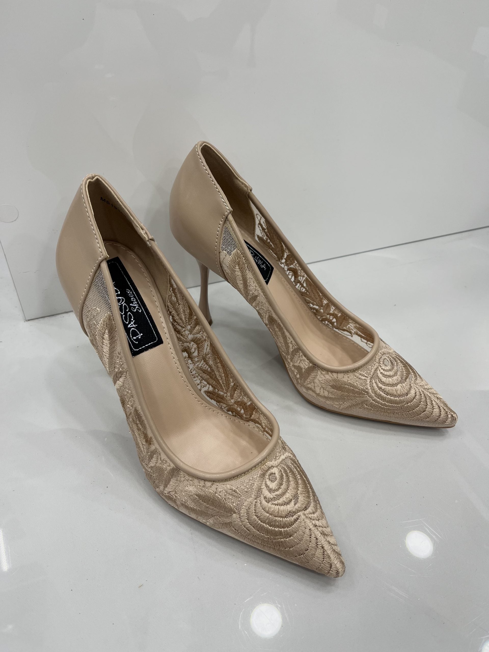 Heels με Ανάγλυφο Σχέδιο και Ψηλό Λεπτό Τακούνι Beige