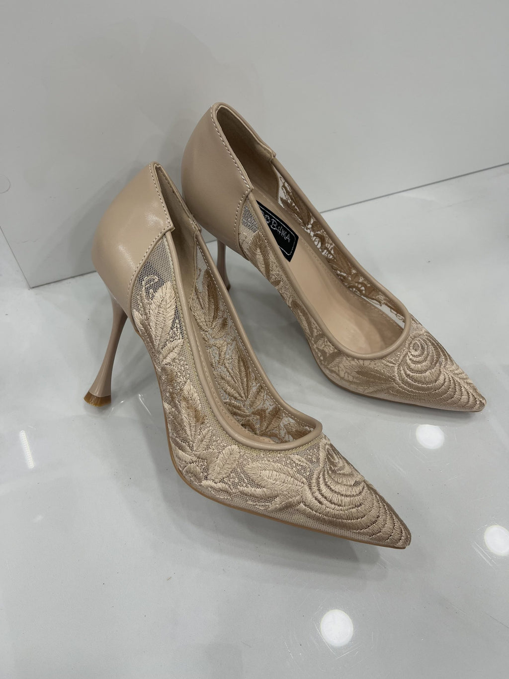Heels με Ανάγλυφο Σχέδιο και Ψηλό Λεπτό Τακούνι Beige