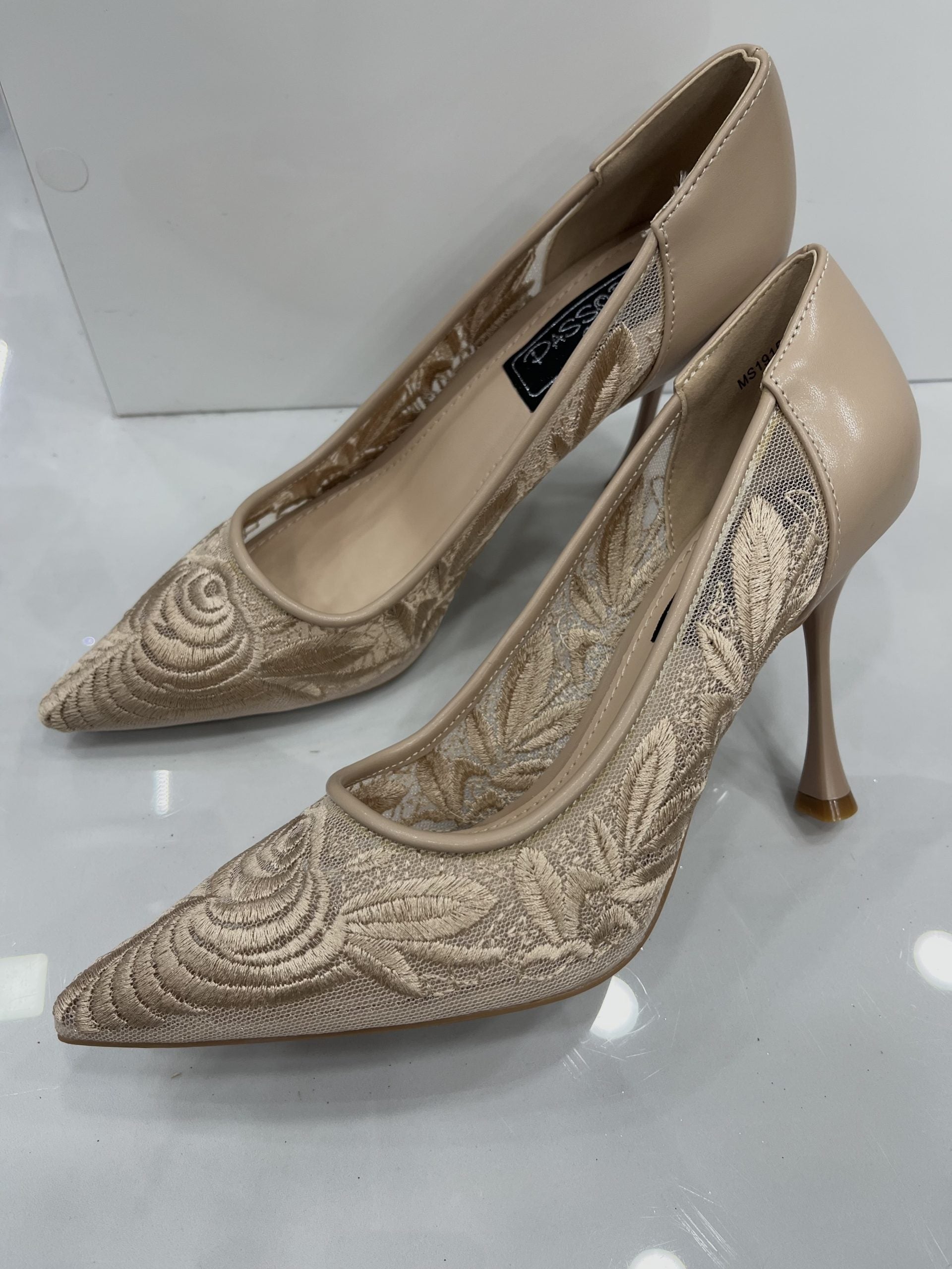 Heels με Ανάγλυφο Σχέδιο και Ψηλό Λεπτό Τακούνι Beige