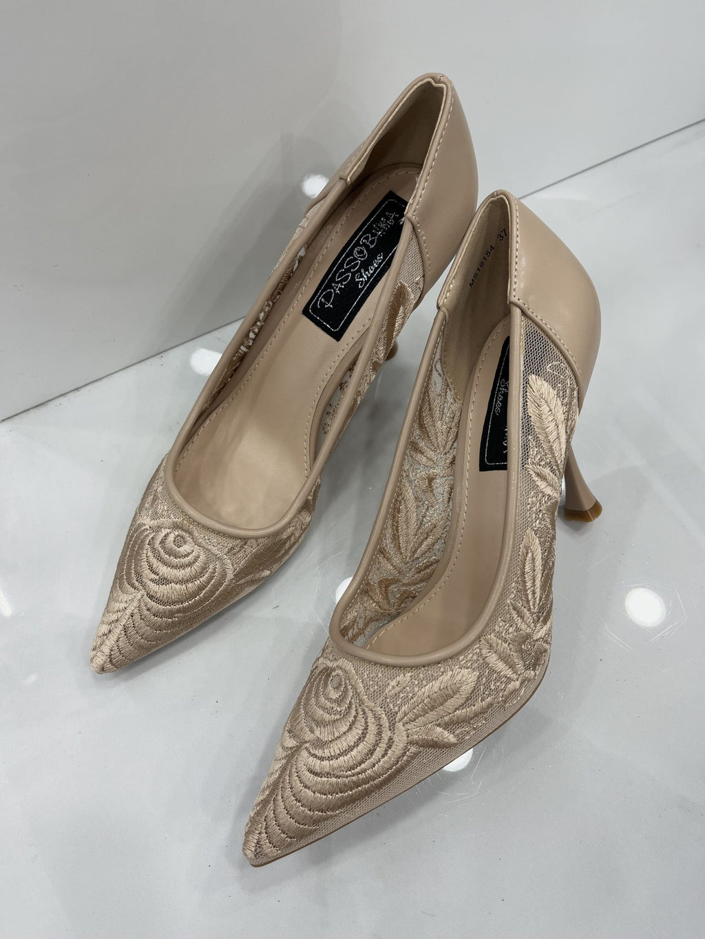 Heels με Ανάγλυφο Σχέδιο και Ψηλό Λεπτό Τακούνι Beige