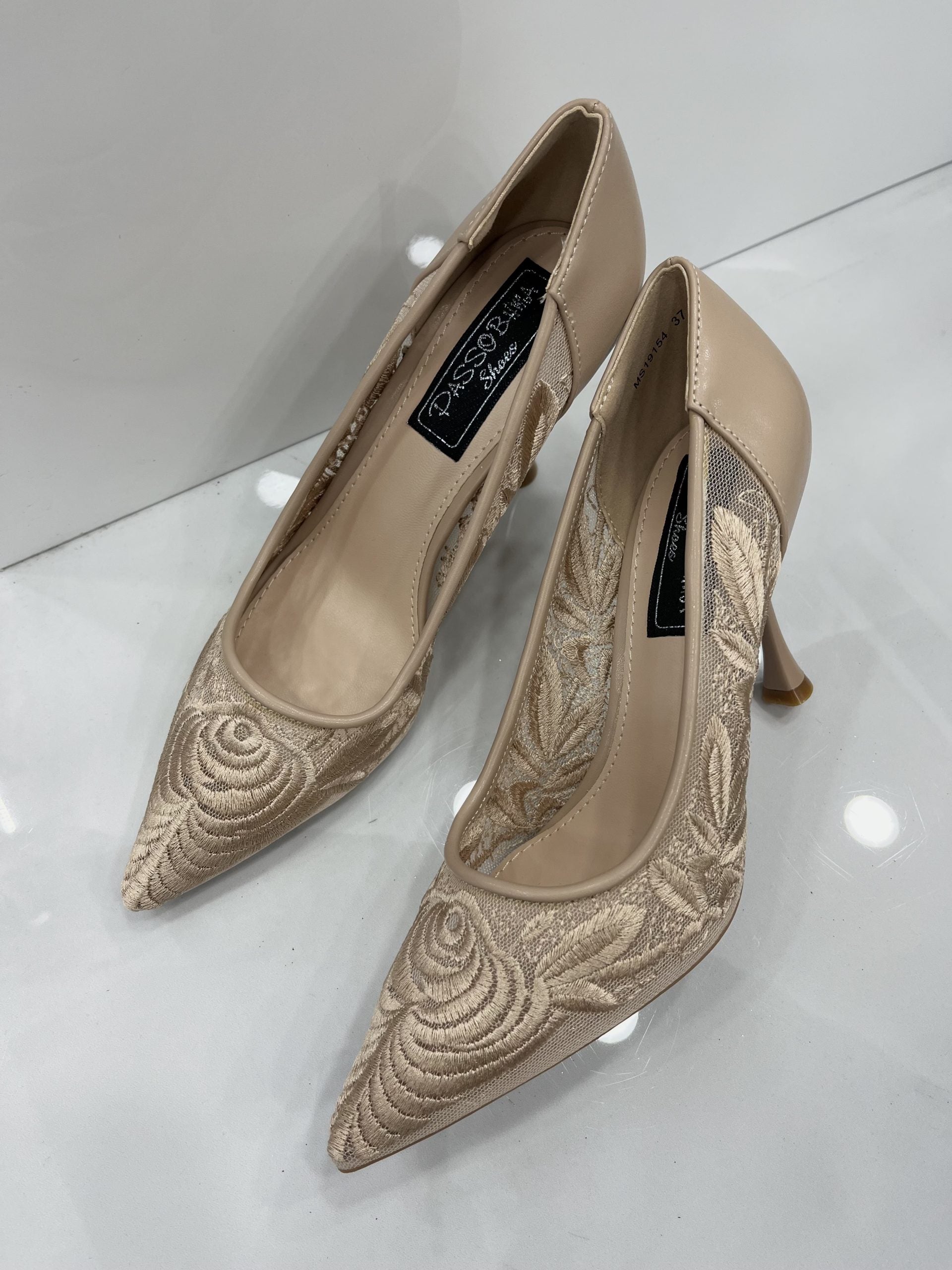 Heels με Ανάγλυφο Σχέδιο και Ψηλό Λεπτό Τακούνι Beige