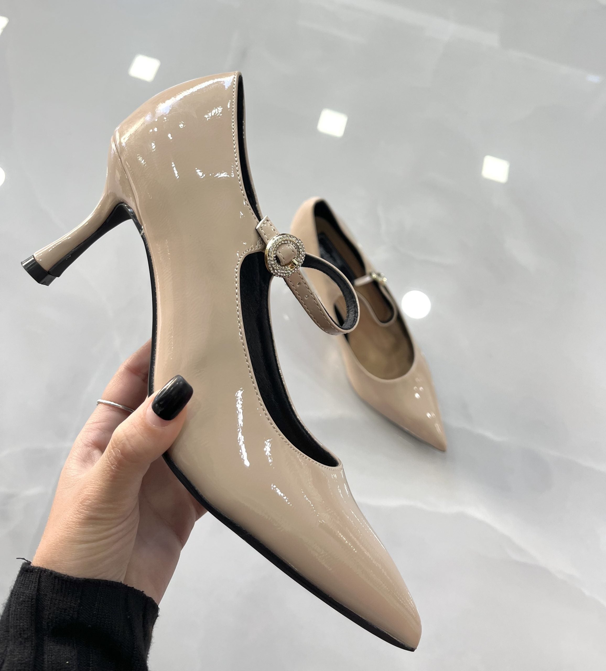 Heels με Λεπτό Χαμηλό Τακούνι και Μπαρέτα Λουστρίν Beige