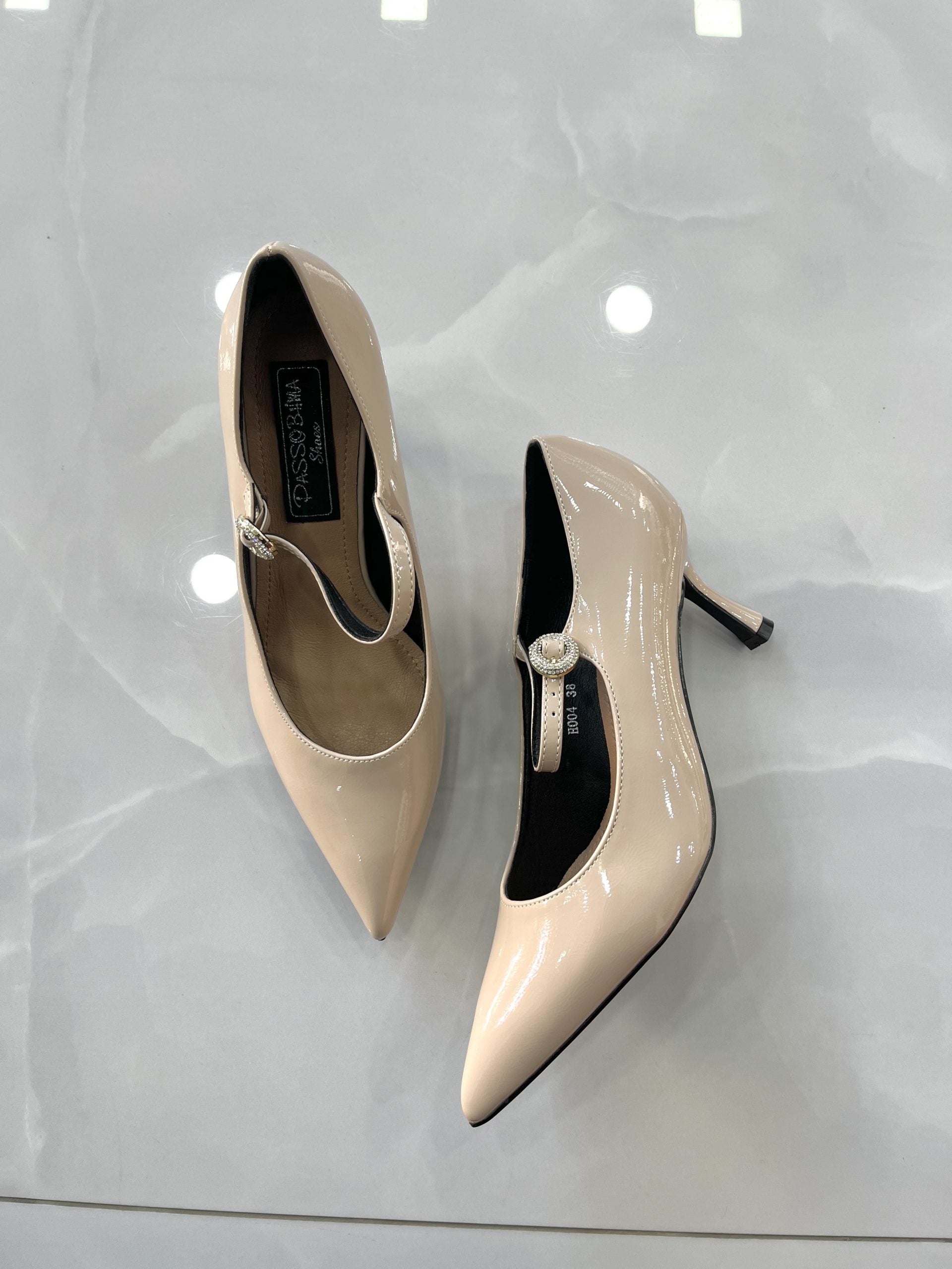 Heels με Λεπτό Χαμηλό Τακούνι και Μπαρέτα Λουστρίν Beige