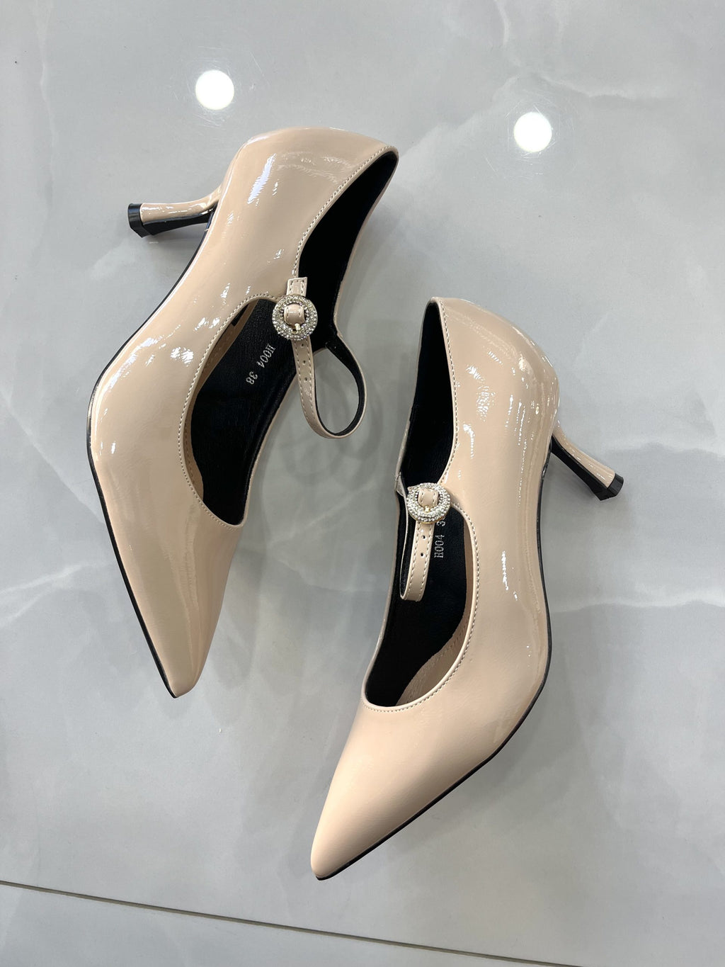 Heels με Λεπτό Χαμηλό Τακούνι και Μπαρέτα Λουστρίν Beige