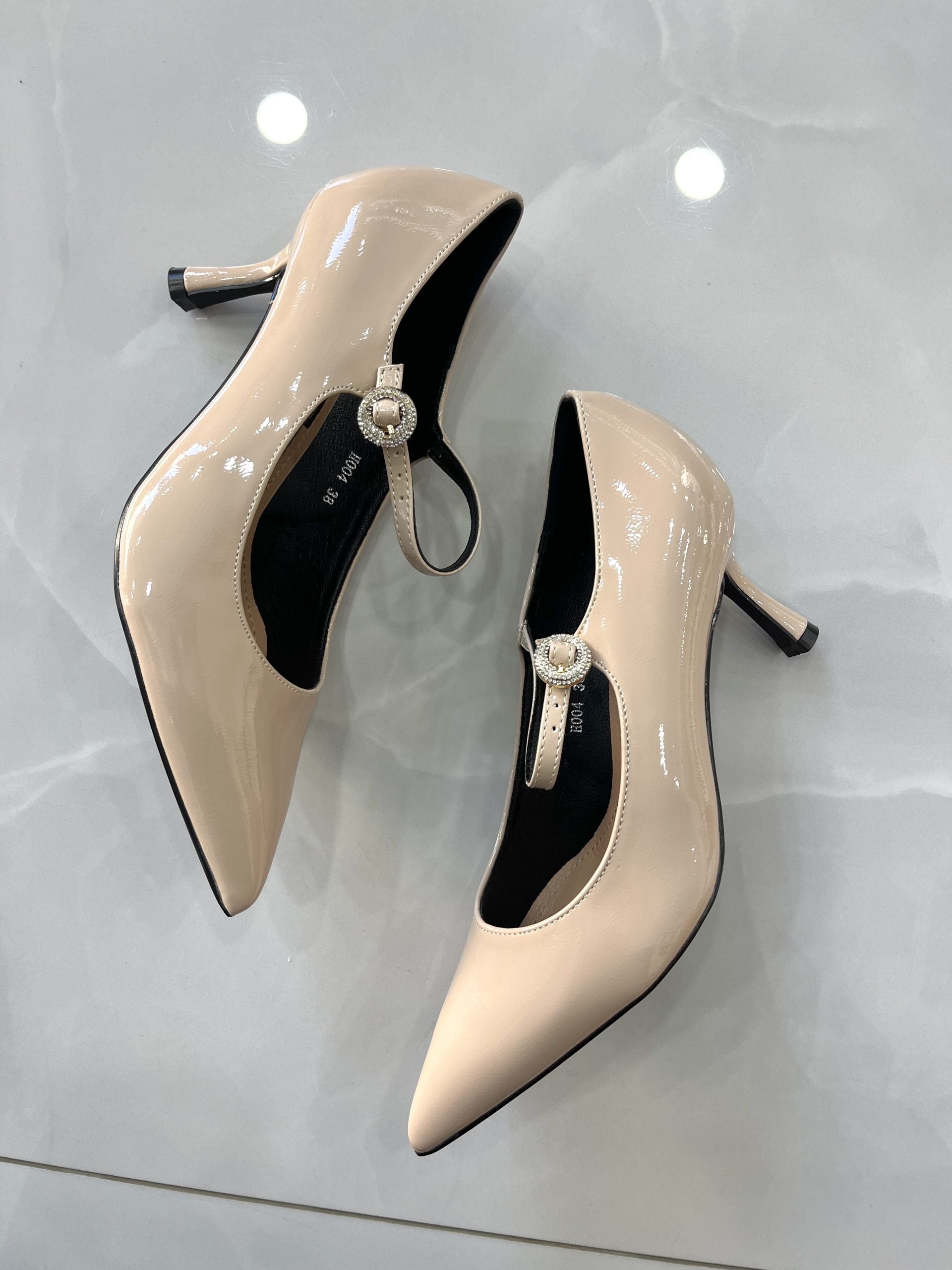 Heels με Λεπτό Χαμηλό Τακούνι και Μπαρέτα Λουστρίν Beige