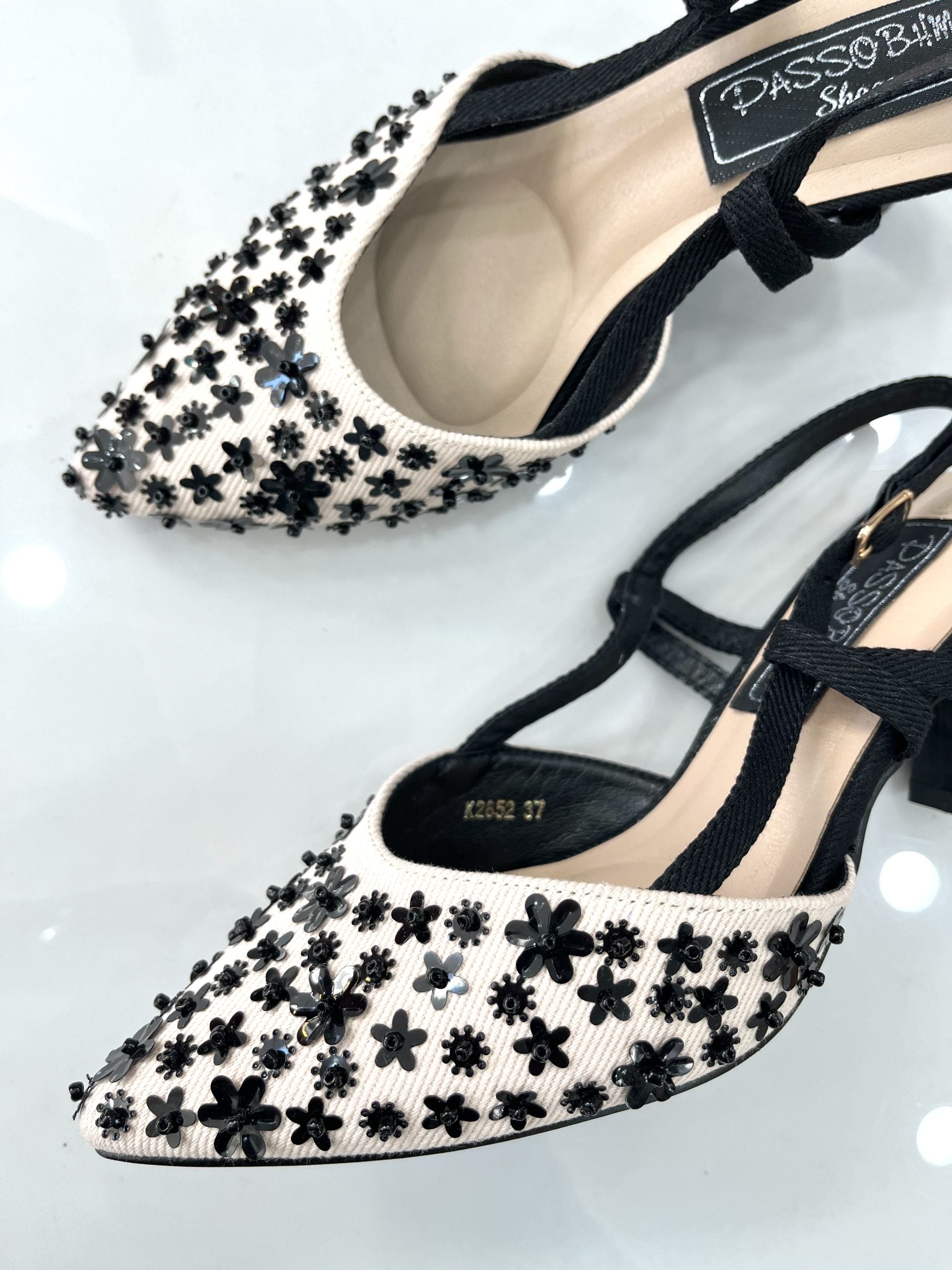 Heels Mule με Λεπτό Μεσαίο Τακούνι και Κεντημένο Σχέδιο Beige