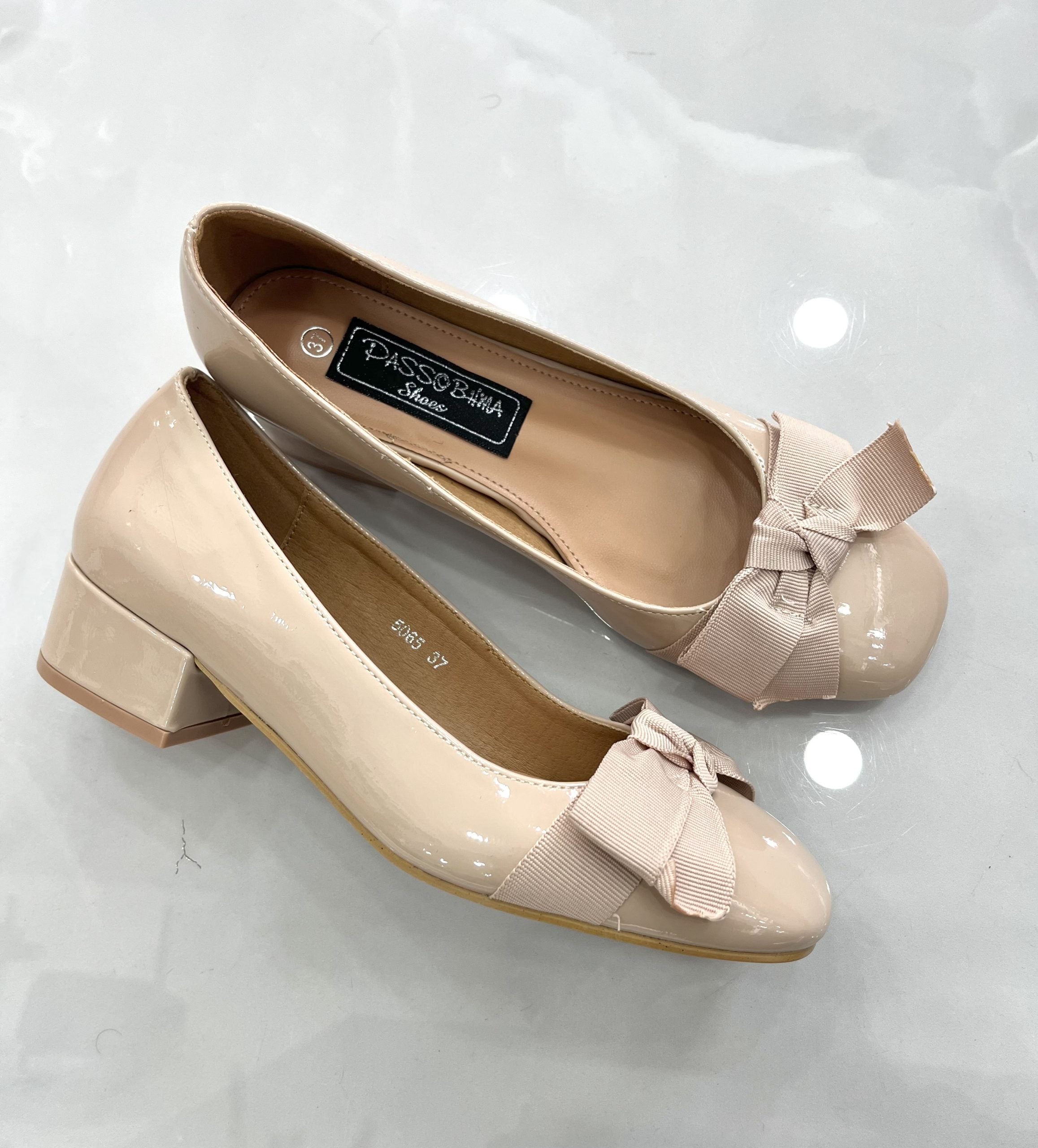 Low Heels με Χοντρό Τακούνι και Σχέδιο Φιογκάκι Λουστρίν Nude