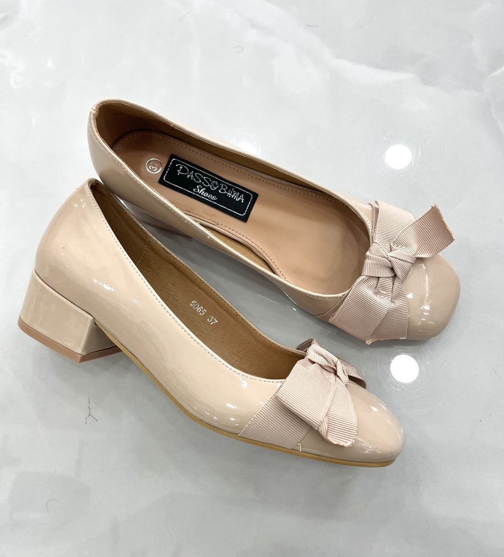 Low Heels με Χοντρό Τακούνι και Σχέδιο Φιογκάκι Λουστρίν Nude