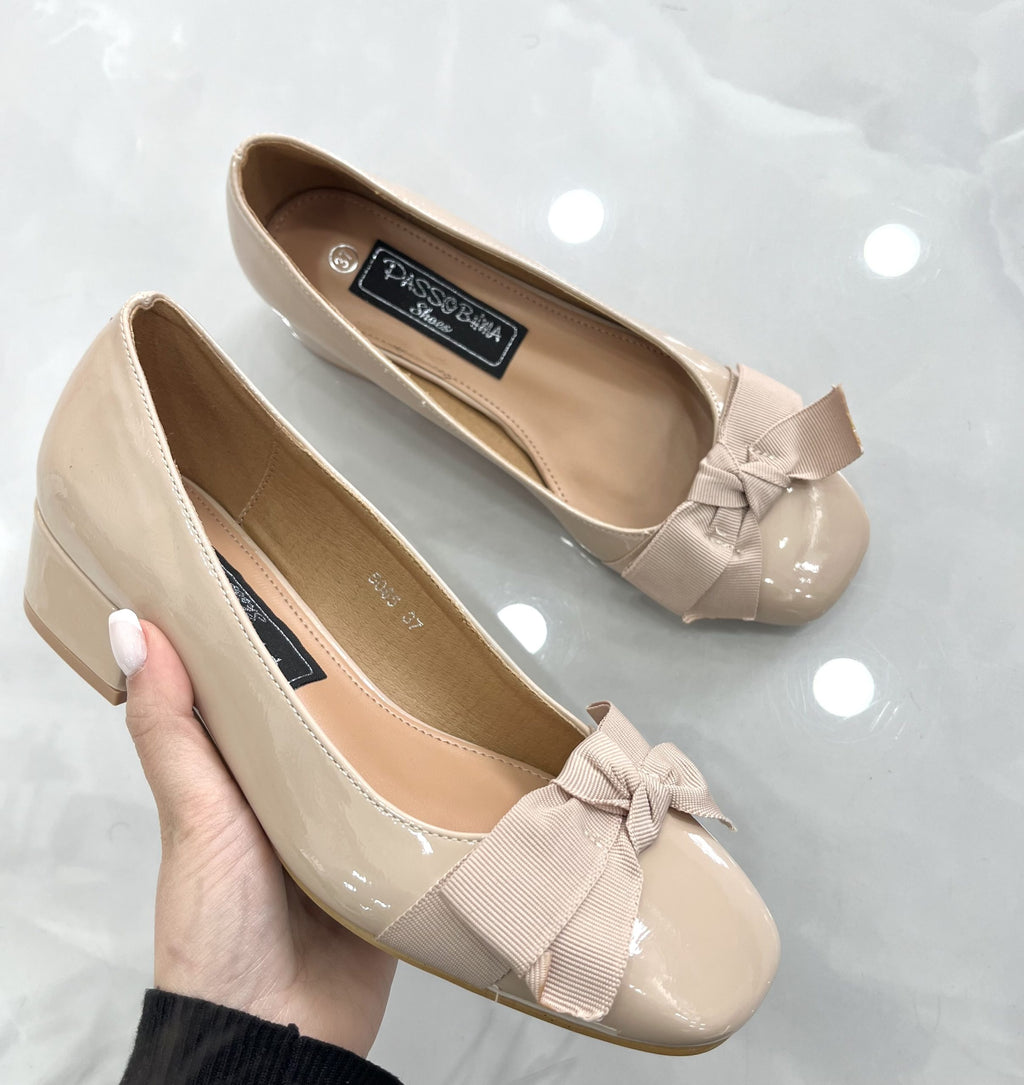 Low Heels με Χοντρό Τακούνι και Σχέδιο Φιογκάκι Λουστρίν Nude