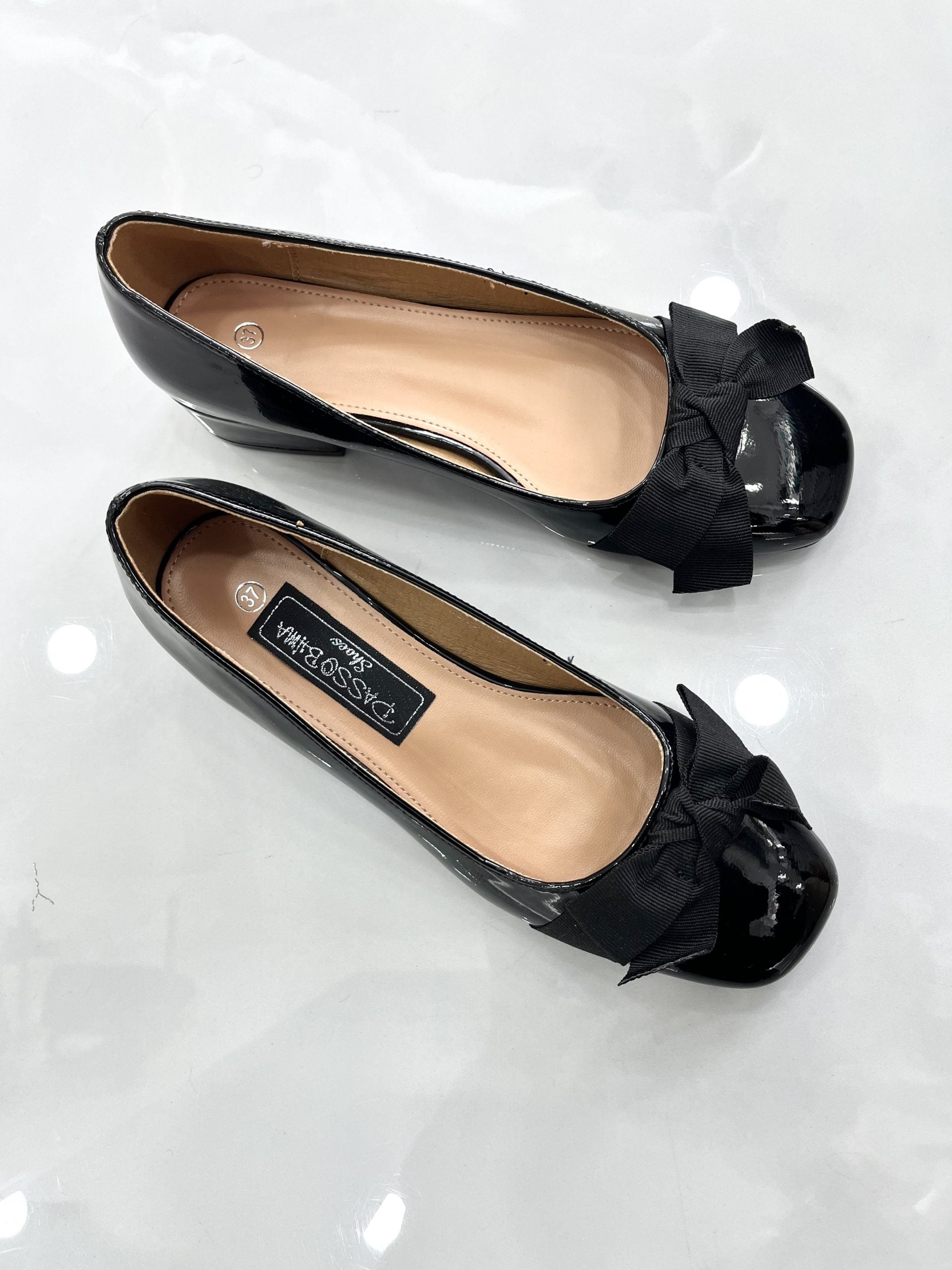 Low Heels με Χοντρό Τακούνι και Σχέδιο Φιογκάκι Λουστρίν Black