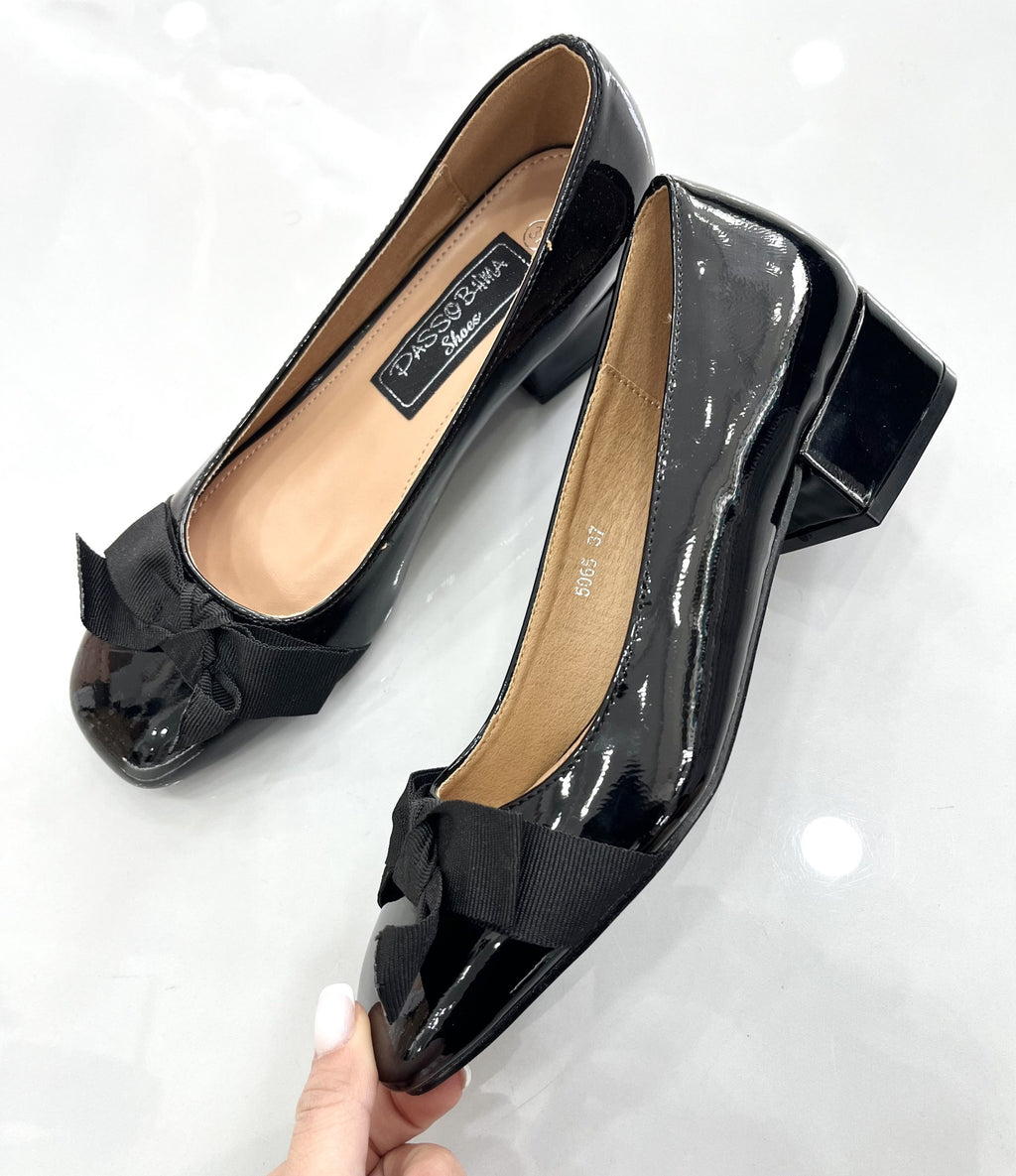 Low Heels με Χοντρό Τακούνι και Σχέδιο Φιογκάκι Λουστρίν Black