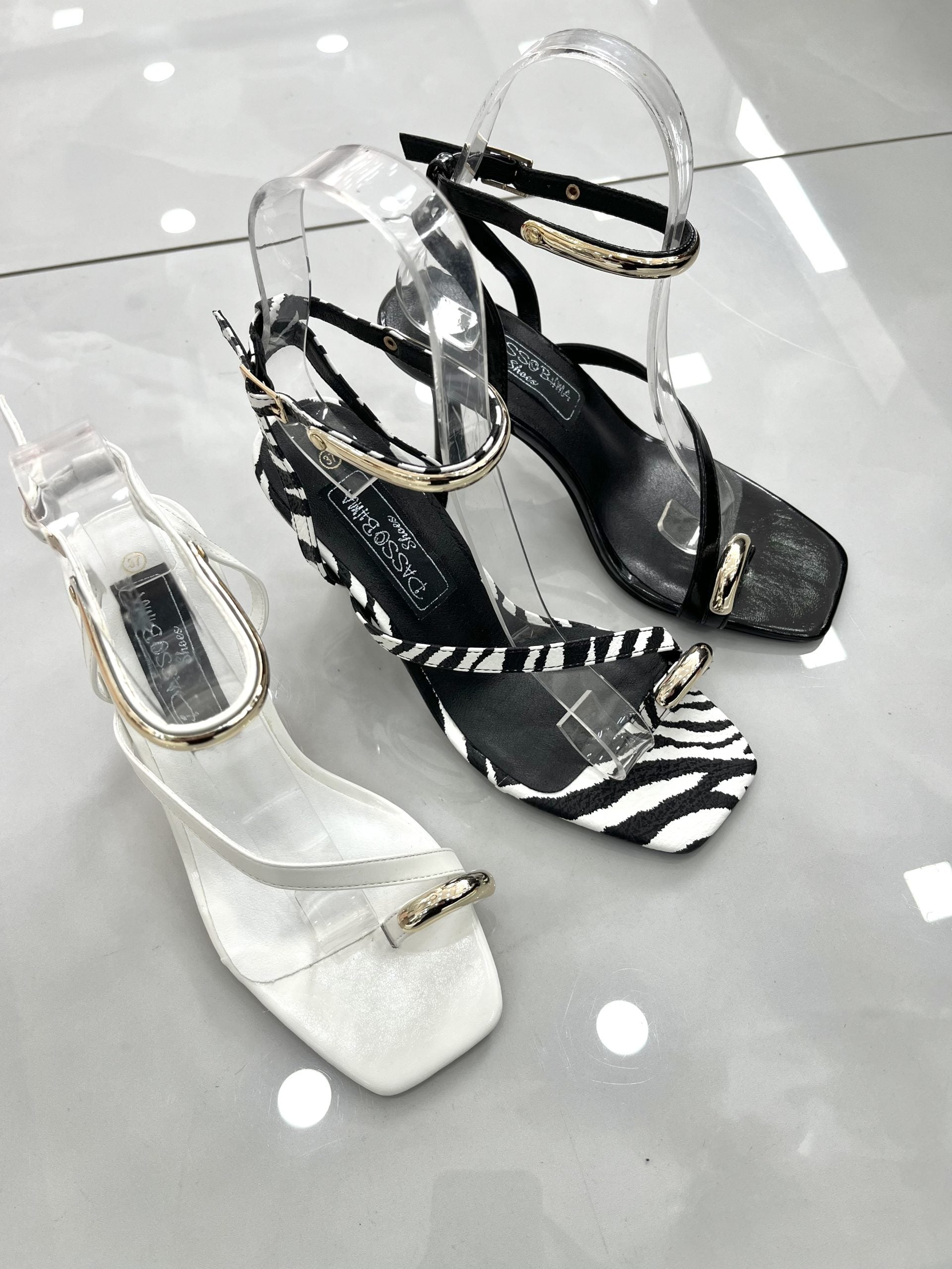 Heels Πέδιλο με Λεπτό Μεσαίο Τακούνι και Χρυσή Λεπτομέρεια Black/White