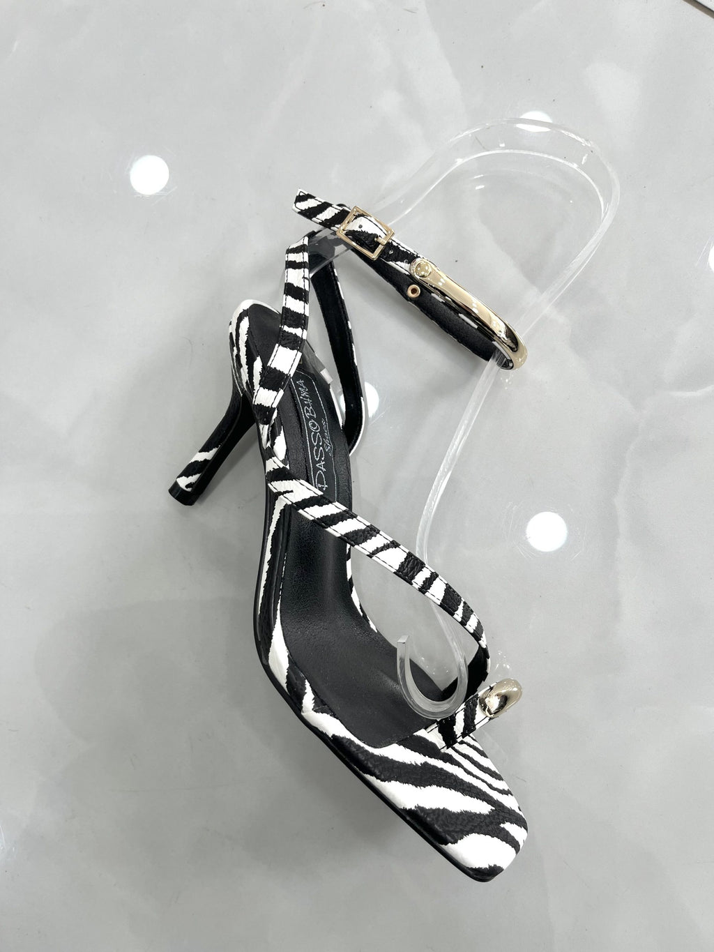 Heels Πέδιλο με Λεπτό Μεσαίο Τακούνι και Χρυσή Λεπτομέρεια Black/White