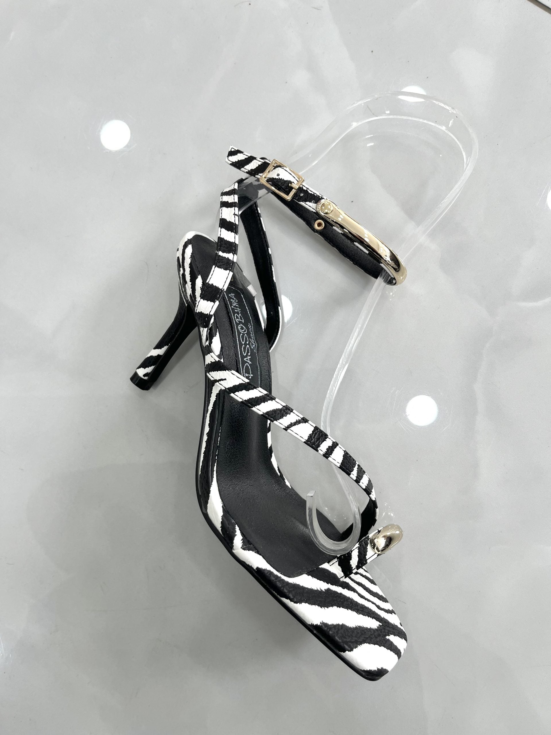 Heels Πέδιλο με Λεπτό Μεσαίο Τακούνι και Χρυσή Λεπτομέρεια Black/White